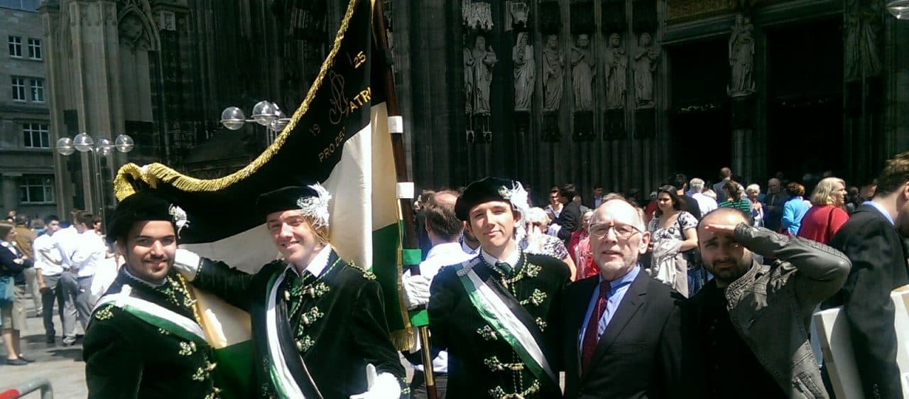 Alsaten mit ihrer Fahne vor dem Kölner Dom